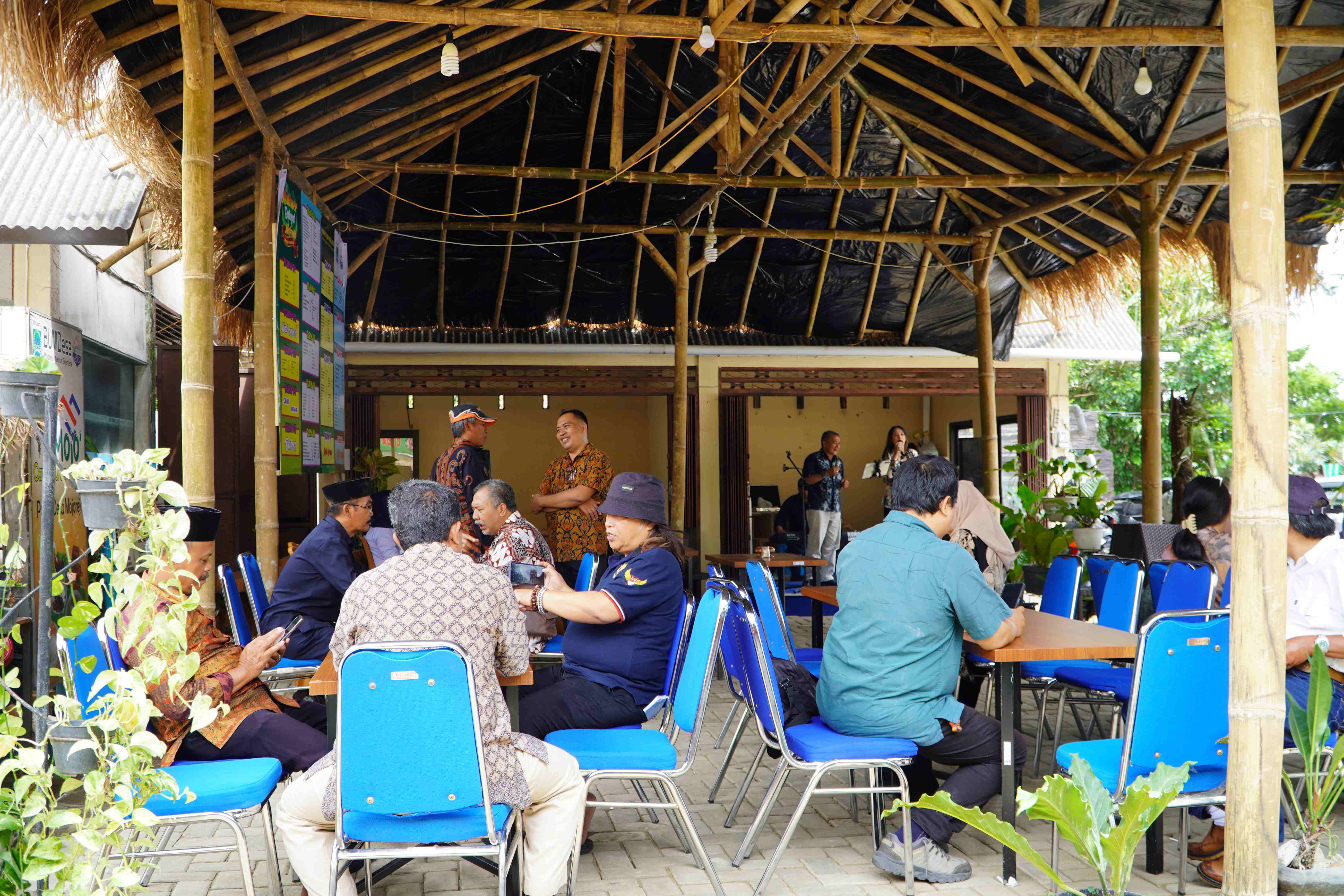 06. Keakraban Pengurus Suasana Santai Sebelum Rapat Konsolidasi Dimulai